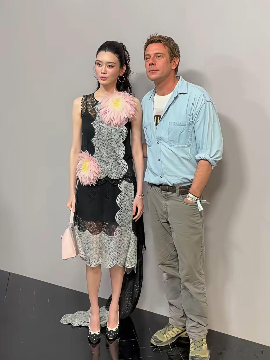 奚梦瑶和梁洛施都是豪门儿媳妇，果然她们都有共同点，那就是结婚后不管参加任何活动穿