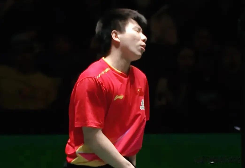 天呐！徐瑛彬让卡尔伯格打了个3:0。有网友问:为什么不让向鹏上？因为当时队