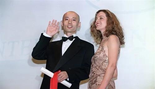 1994年第47届戛纳国际电影节上，葛优从美国女演员葛丽泰·斯卡基手中接过了最佳