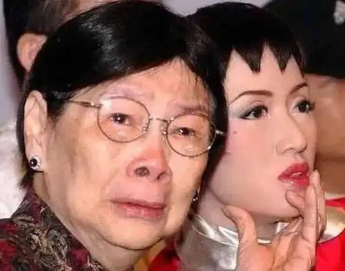 梅艳芳临终前，她妈妈痛骂她：你有2亿的遗产，只给我7万，你不孝！ 但梅艳芳不