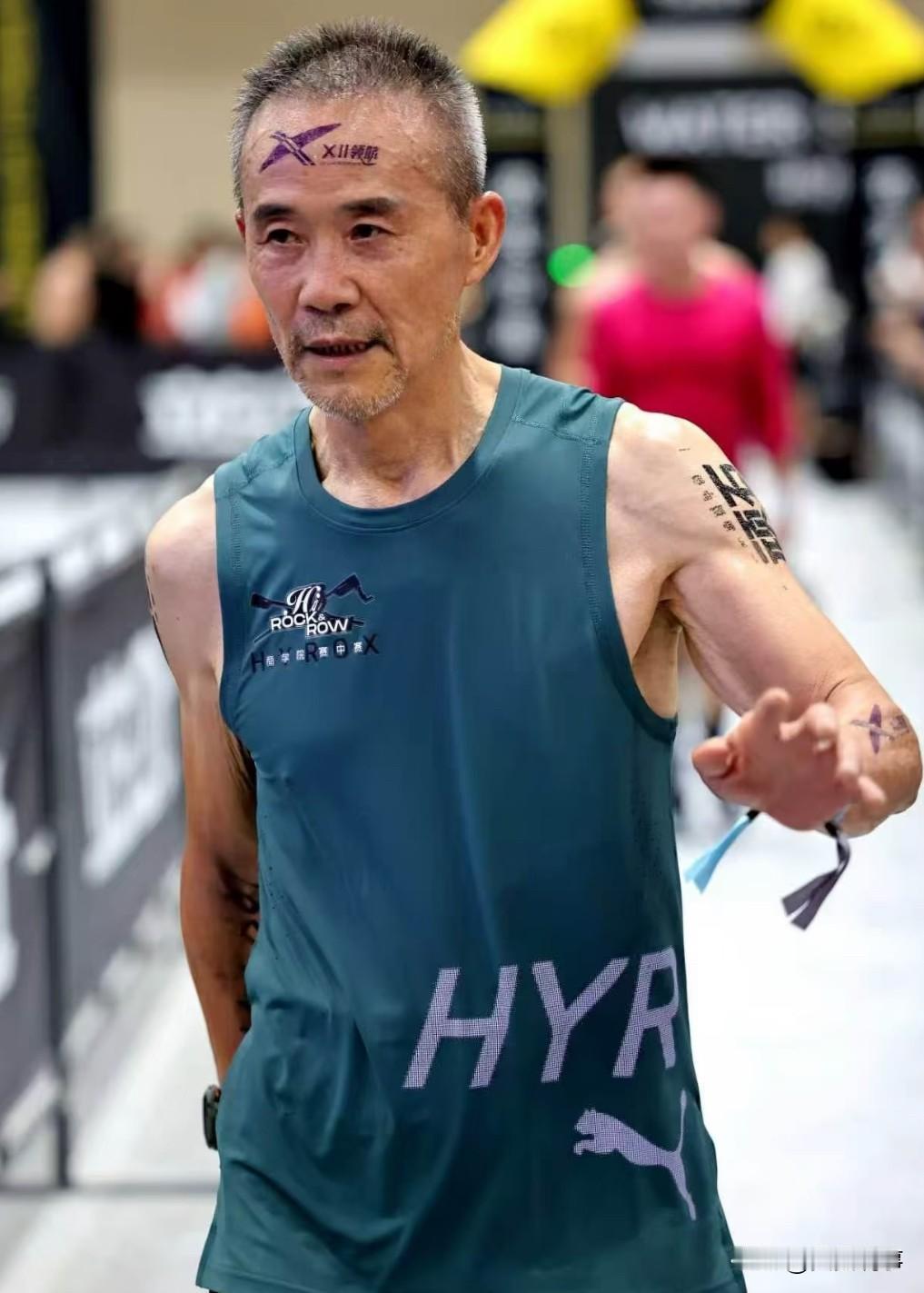 75岁的王石给所有中老年人上了一课，你可以瘦，也可以壮，但是不要放纵，人老足先衰
