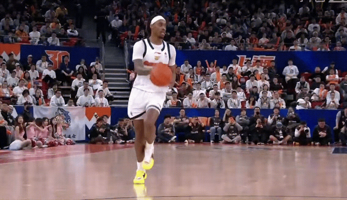 广东队小外援麦考尔，本来以为是过来帮徐杰的，没想到啊，居然也是个无脑冲的主。这