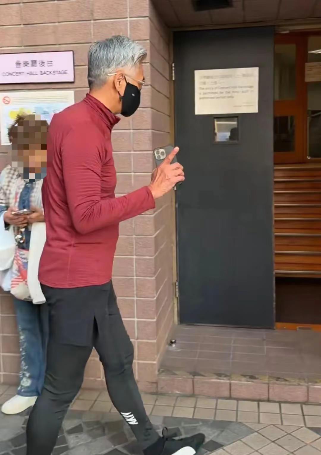 刷到周润发70岁跑完10公里，我愣了3秒。他不是在炫耀，是在给我们这代人，敲响