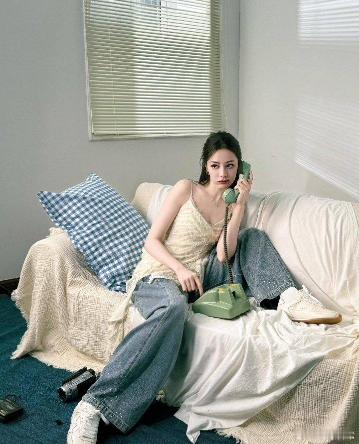 曝迪丽热巴与嘉行合约到期合约到期不续约，粉丝庆祝嘉行沉默。有人说是解脱，有人说是