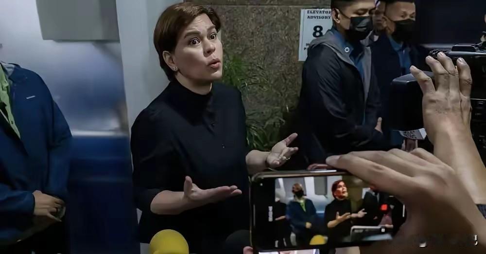 菲律宾那个下令抓副总统莎拉的法官，现在全网都在骂她，替人背了口大黑锅。法官叫