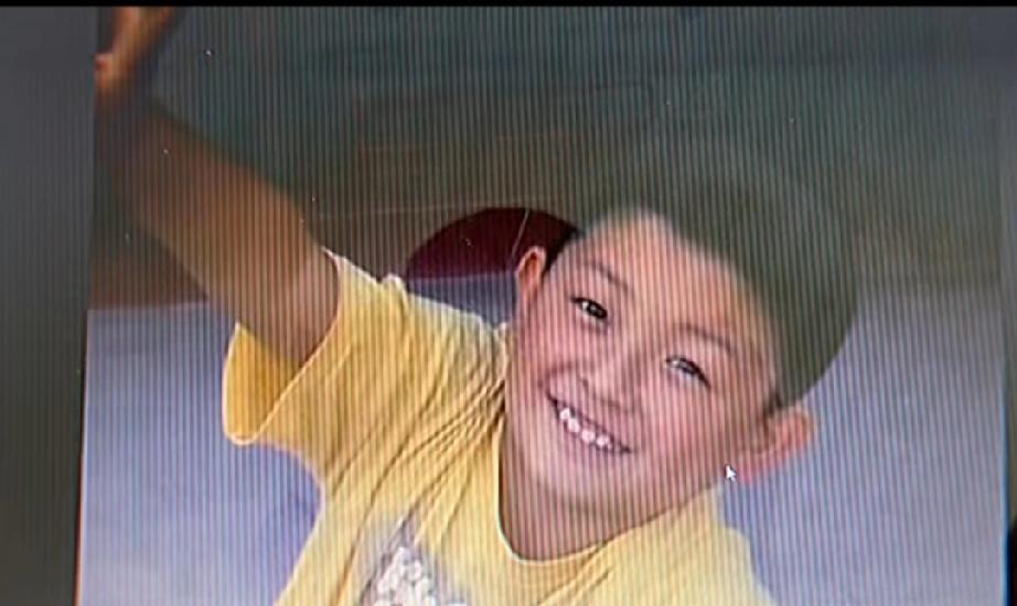 大家猜猜这个小帅哥是谁？都能看出来是不是？他就是董董。看董董好像和小时候长得没怎