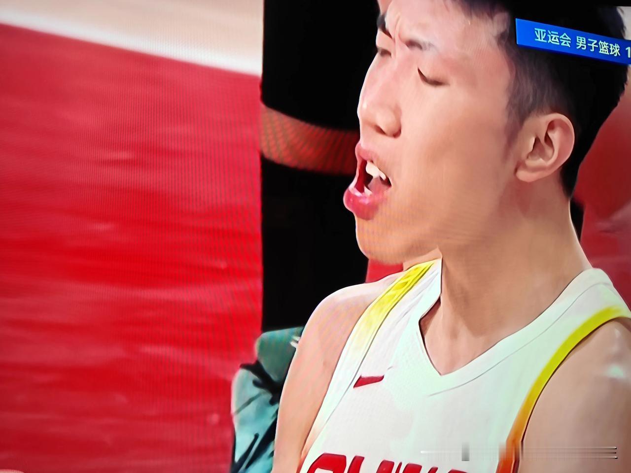 看到中国男篮在亚运会上的出色表现，有一对老人估计得笑得合不拢嘴了，他们的孙子崔永