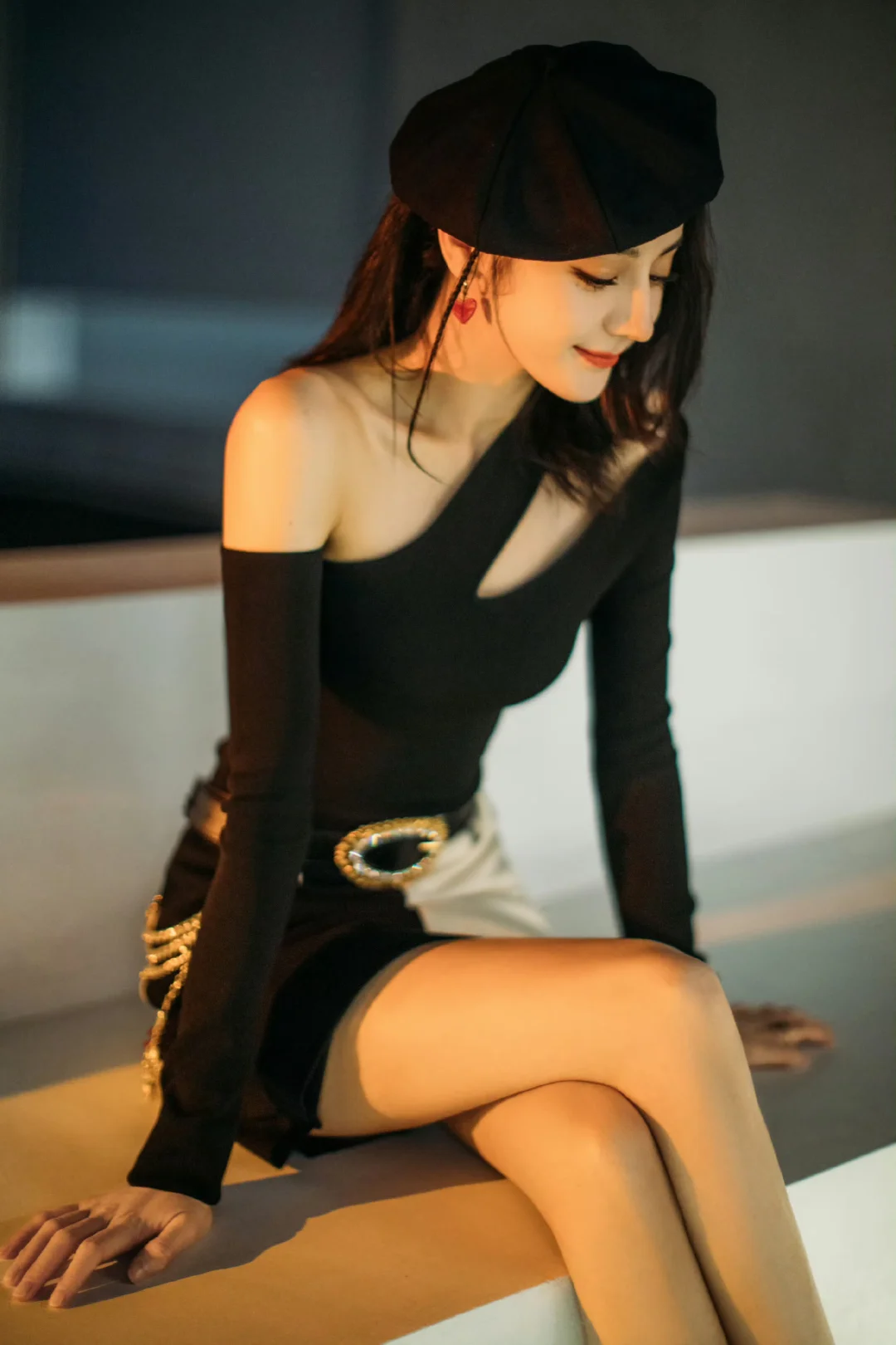 迪丽热巴身材惊艳，御姐魅力十足