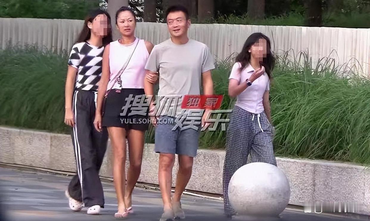 瞿颖一家四口被拍！素颜悠闲安逸，与机长男友挽臂搭肩感情好！