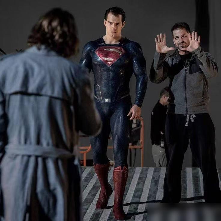 亨利·卡维尔在出演《超人:钢铁之躯》之前被称为好莱坞最不幸的男人。虽然咱们现