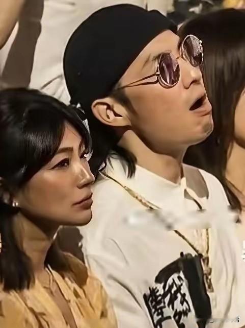 吴建豪与小12岁新婚妻子同框照，真的很般配！二人在2026年5月6日于美国拉