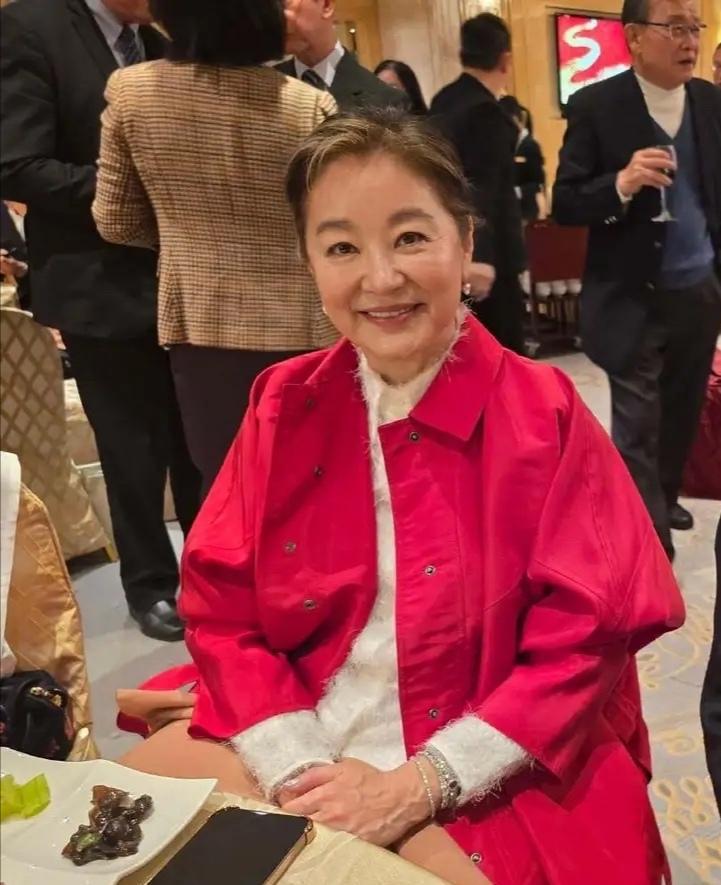 别再吹林青霞69岁状态好了，她根本就没想“保鲜”，她在用皱纹和白发，下一盘更大的