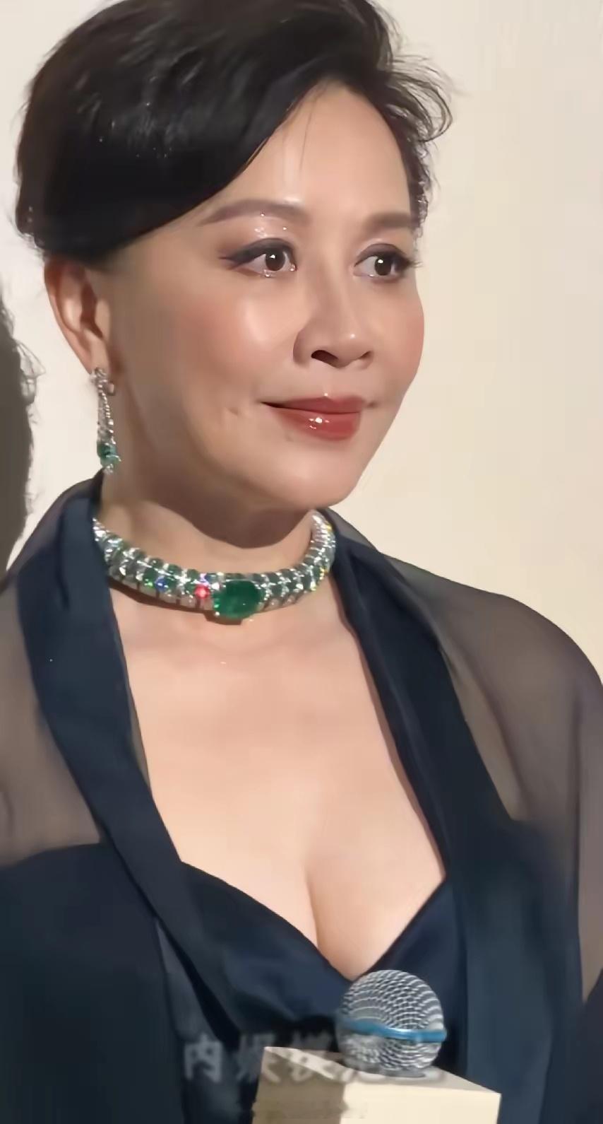 我有个朋友是医生她跟我说了一句大实话她说像刘嘉玲61岁了这样看起来面色红润的，大概率就是她身体本来就