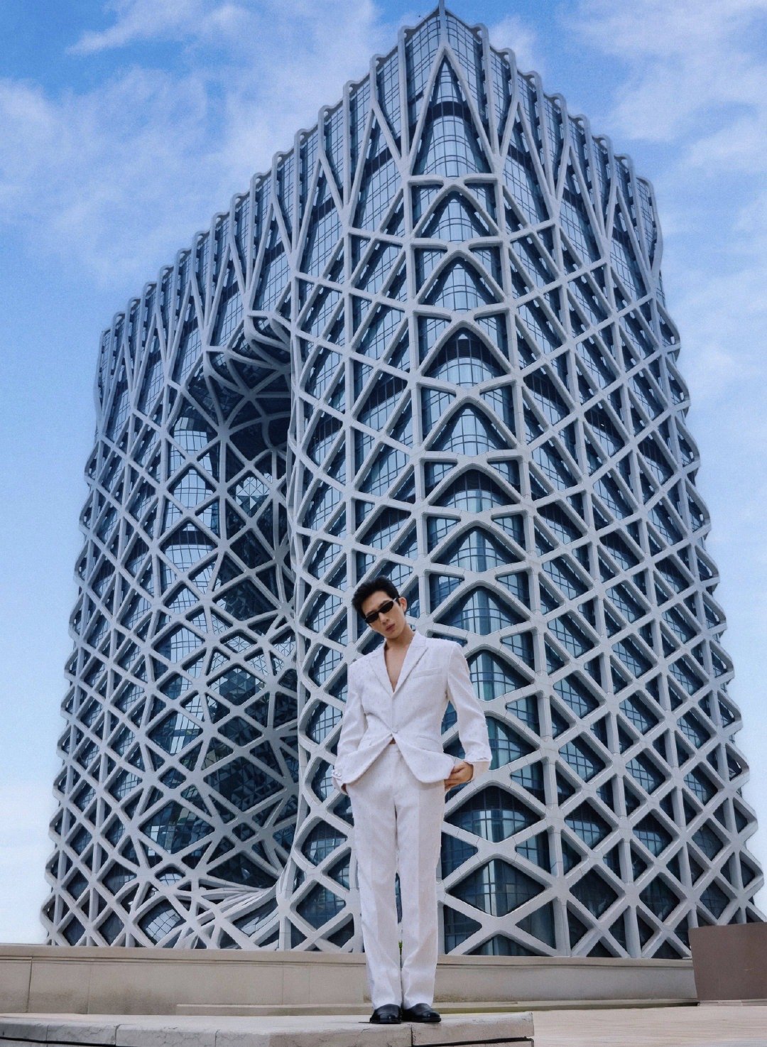 井柏然官宣担任新濠天地全球品牌大使，速来看帅哥营业大片！！！井柏然身穿白色深V白