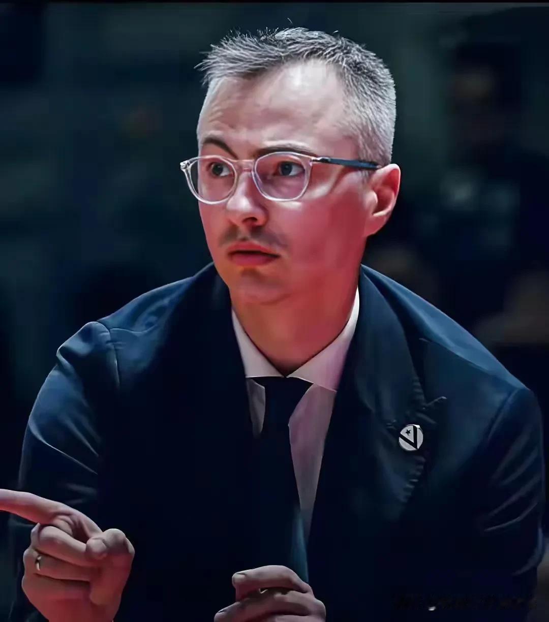 广东男篮主帅雅科夫列维奇的到来，相信最高兴除了是球队管理层外，莫属于球队那些原本