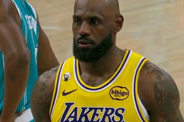 一点办法都没有！！！湖人主场耻辱被黄蜂逆转，这球输的没脾气，没办法，末节的三