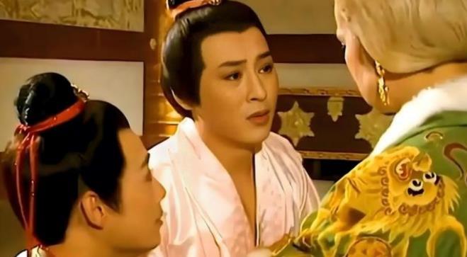 77岁的武则天和男宠张昌宗折腾,没曾想,当看到武则天睡着后的张昌宗,竟然走到隔壁