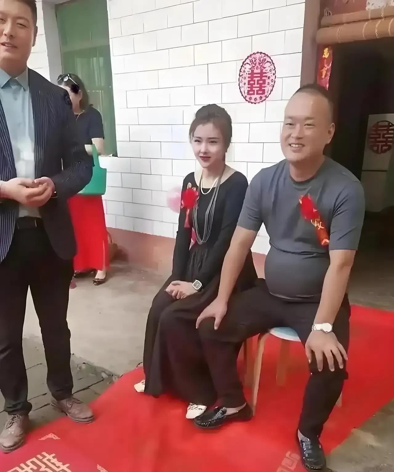 还没在婚礼上，见过这么漂亮的丈母娘呢。。。
