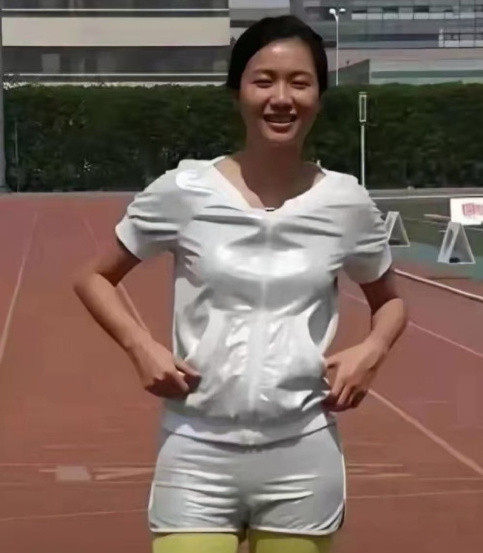 高中时期的徐静蕾算不上漂亮。​​​