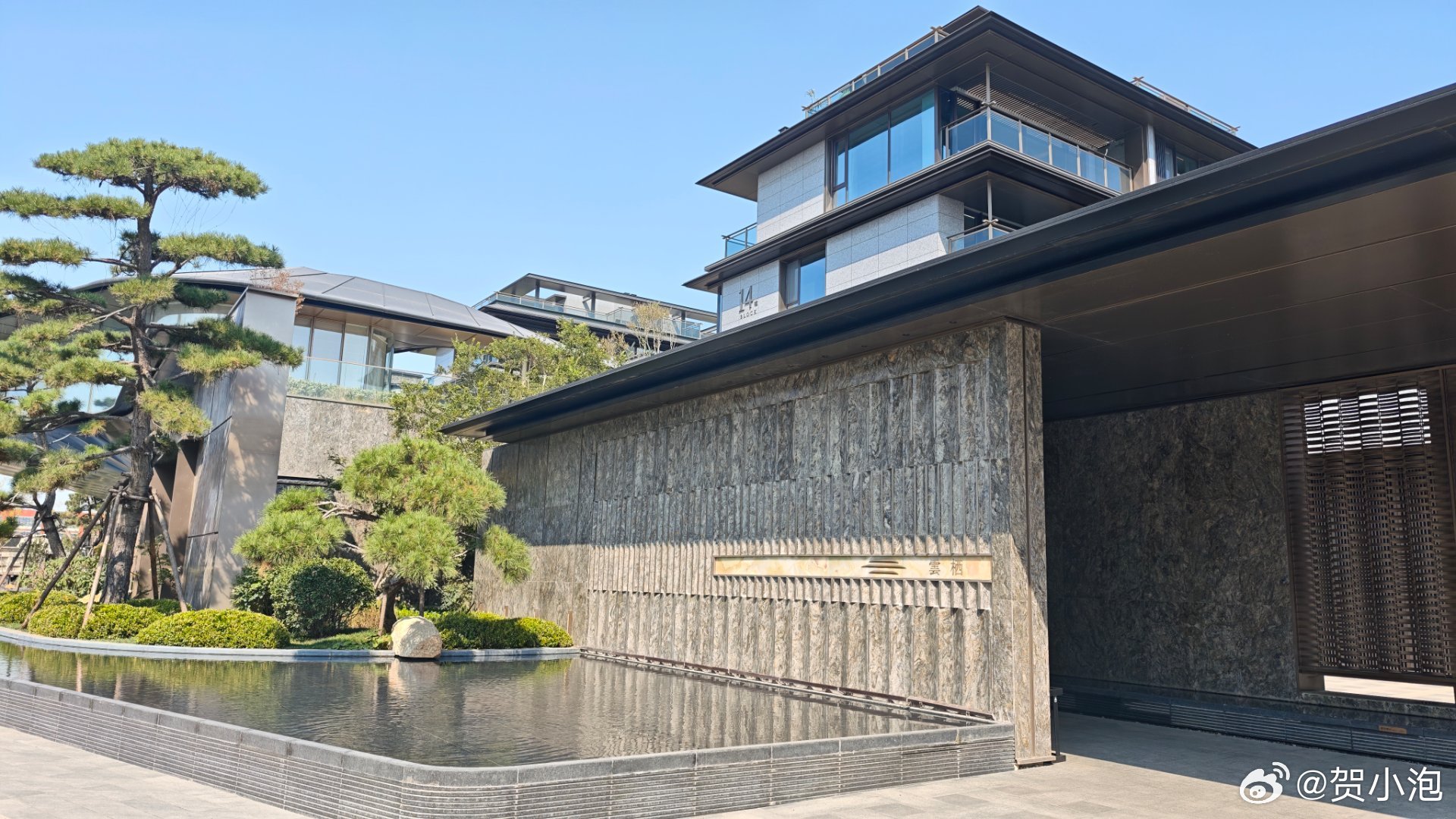 济钢理想之城云栖叠拼加洋房。当年刚一入市的时候的确非常的惊艳，看着也非常舒适，后来新规出来，新产品颜
