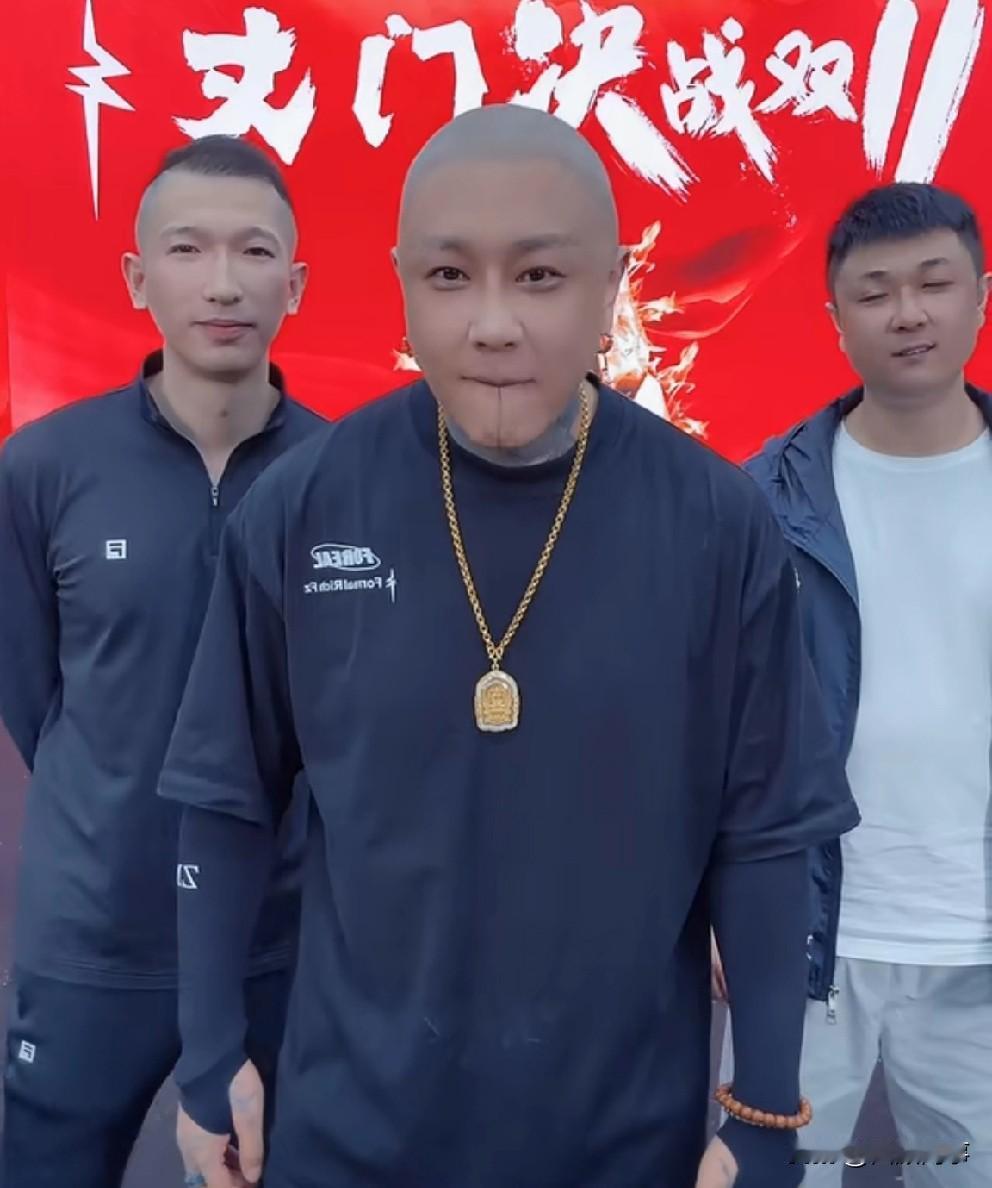 卖货期间散打哥进直播间，老葛在一旁说：我不想有人影响我心情卖货！方丈会意便一