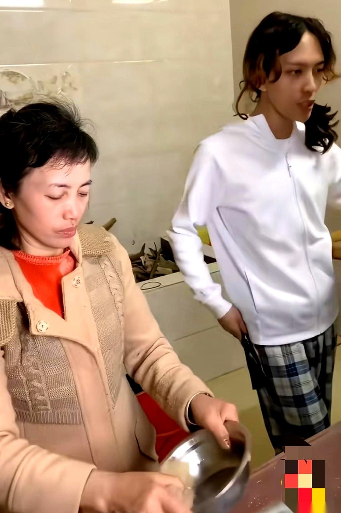 刷到网红一枝梅的老照片，再看看他现在，简直是两个人。以前的照片里，他和妈妈都瘦