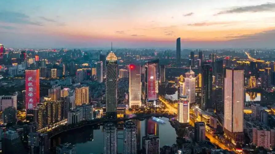 “房奴们”的春天来了?2025年楼市破局之路