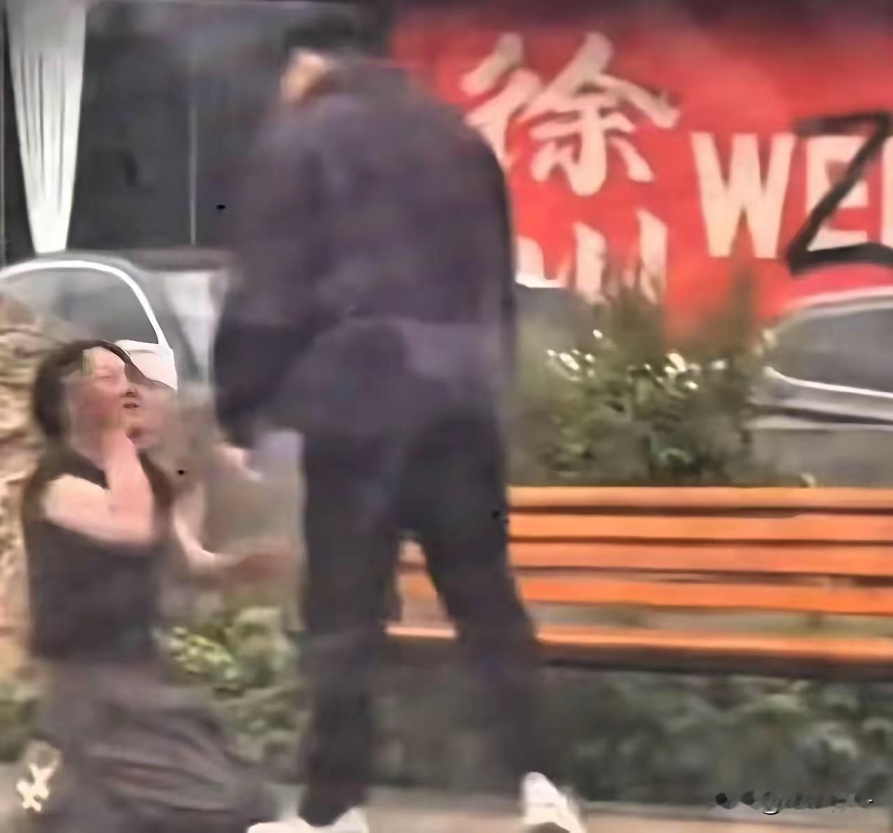 女子与情人开房被丈夫撞见，当场下跪求丈夫原谅。女子身材火爆看起来年纪也不大长的也