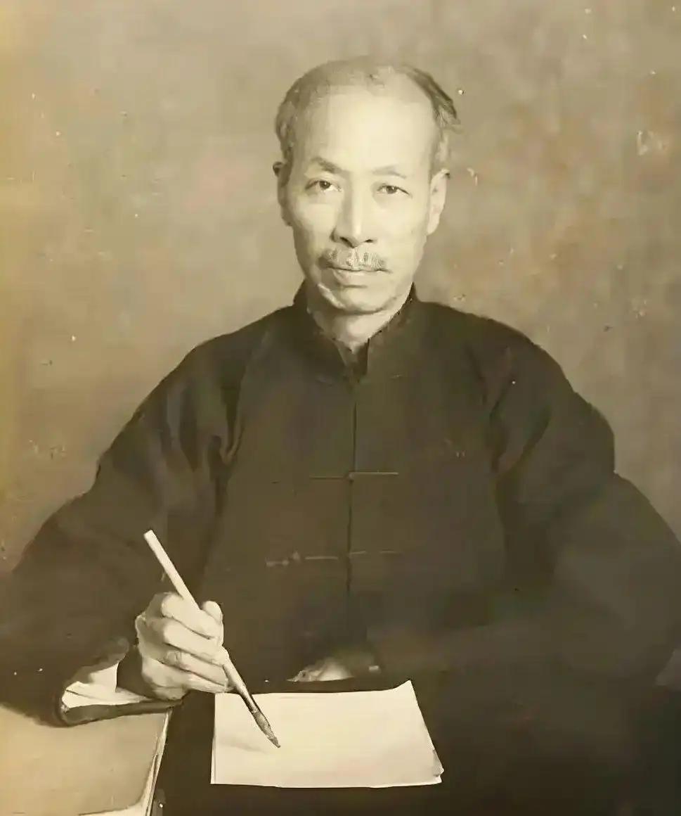 1908年，郑孝胥收了一字一千两白银的润笔，写下“交通银行” 四个字，方折雄
