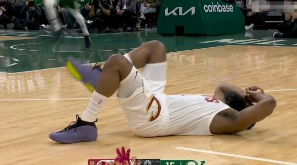 哈登踩脚摔倒无人吹罚！裁判无动于衷，骑士球星职业生涯安全受威胁？