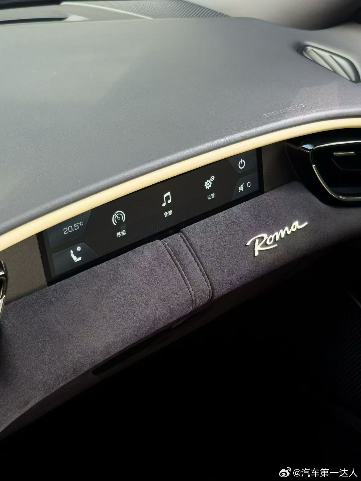 人生不必等巅峰，优雅与激情可兼得。这台21年法拉利Roma，仅9700公里，完美