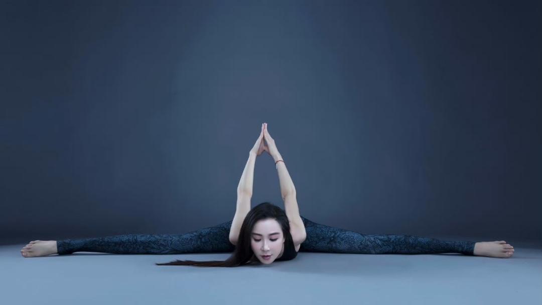 萧蔷官宣加盟《乘风2026》，直接甩了一张一字马神图出来。58岁啊朋友们！这