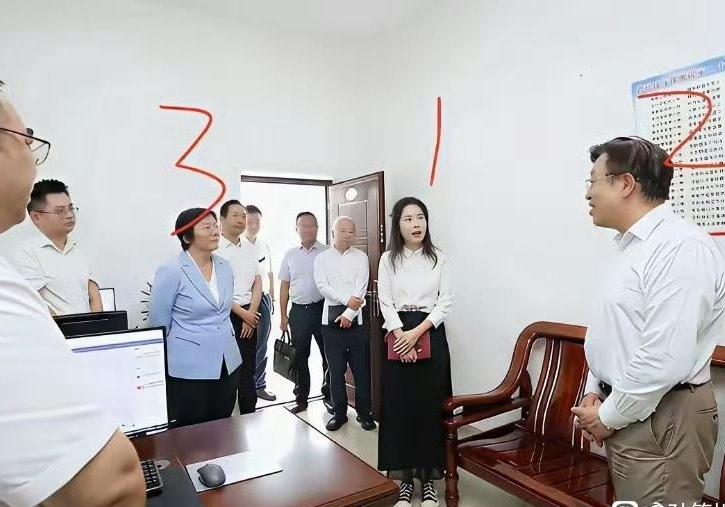 到底哪位才是领导?真的好难猜呀！猜准算你厉害！