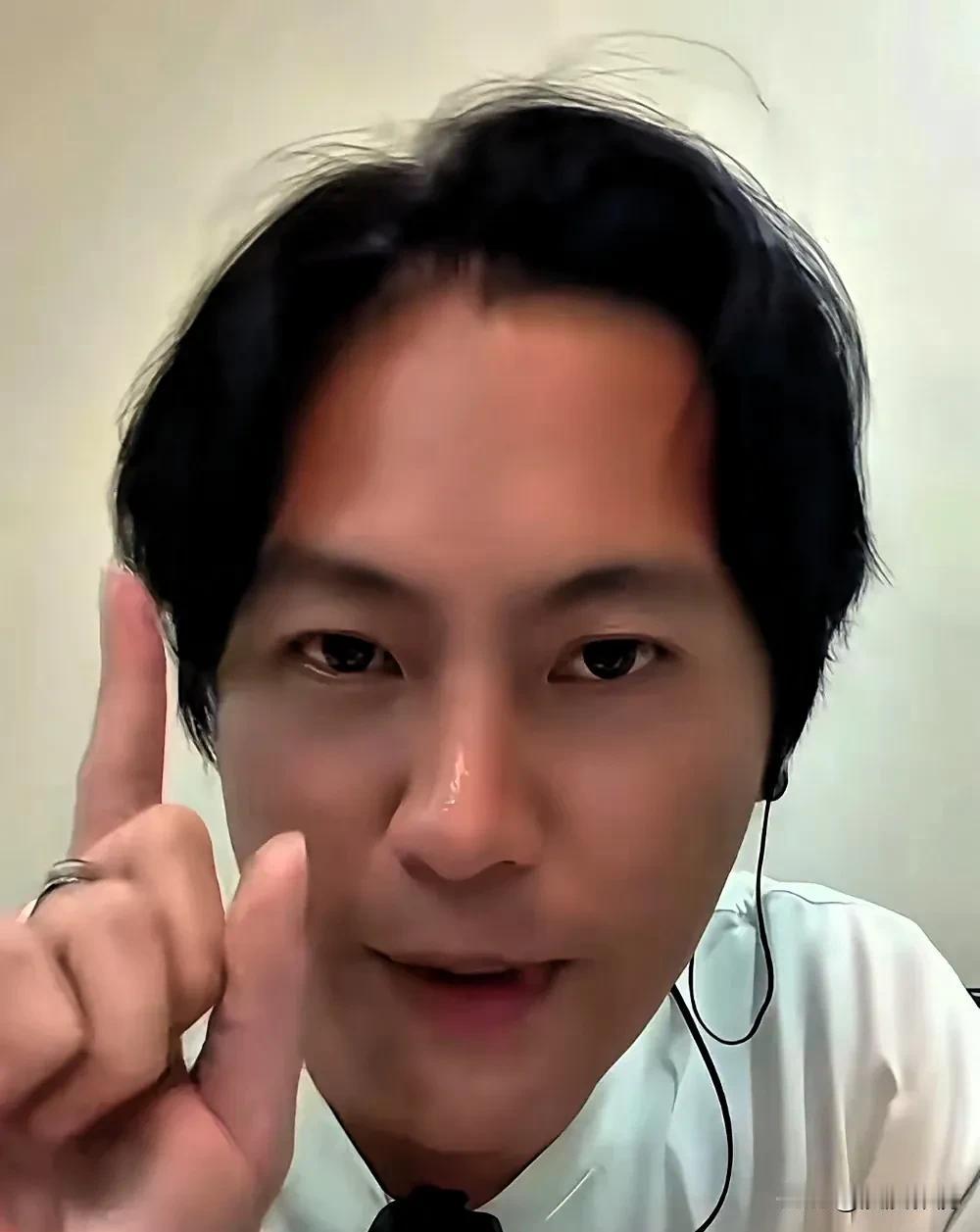 博主直播扫墓引争议，网友吵翻：这是人血馒头还是正当行为？】最近有个叫刘建国的博