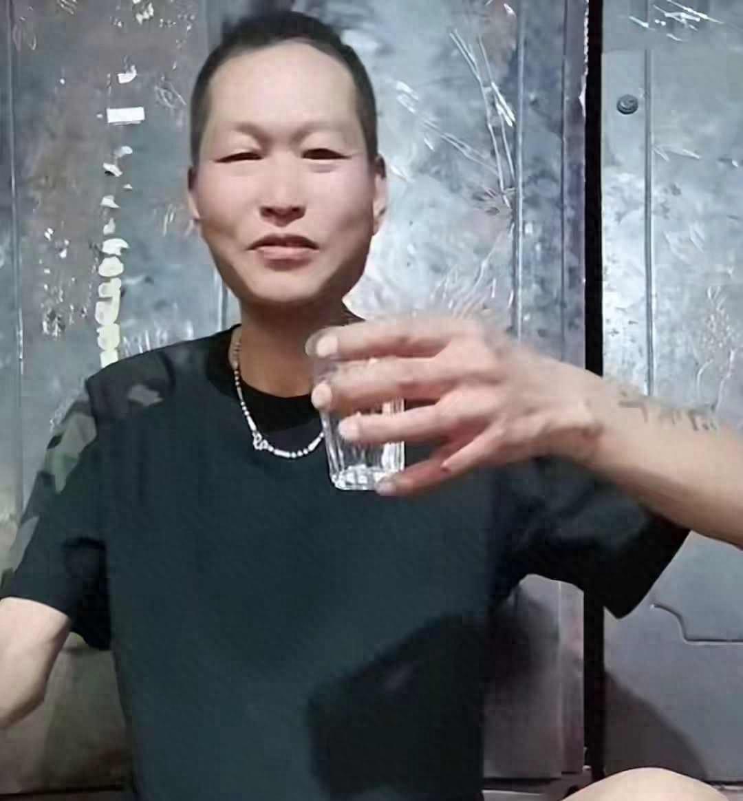 据哈尔滨日报报道，5月7日，一则讣告直接扯下了短视频流量场的遮羞布。那个曾经不用