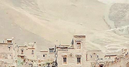 那女警官，心软抬枪一寸。十七年后，她亲手掘出白骨，不是超度，是为自己曾经的「善