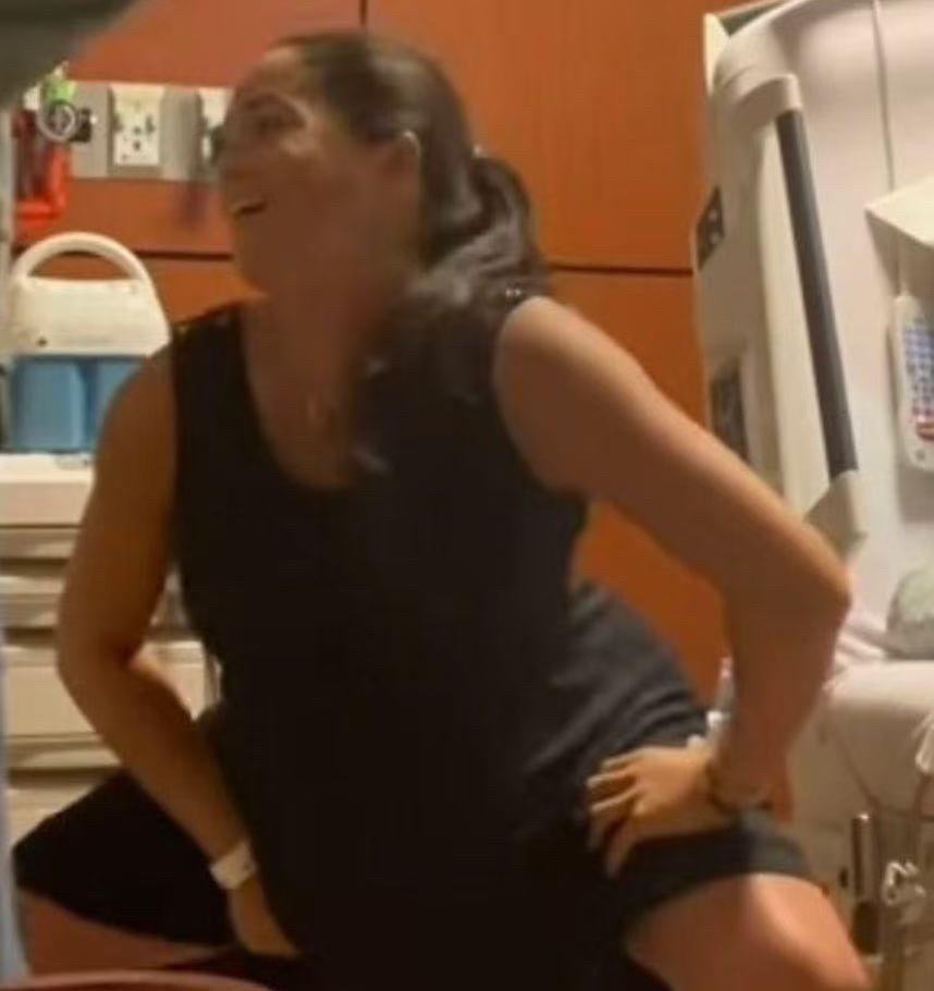 哪个更离谱？是安德鲁王子的前妻莎拉·弗格森让人吮脚趾的丑闻？还是梅根·马克尔