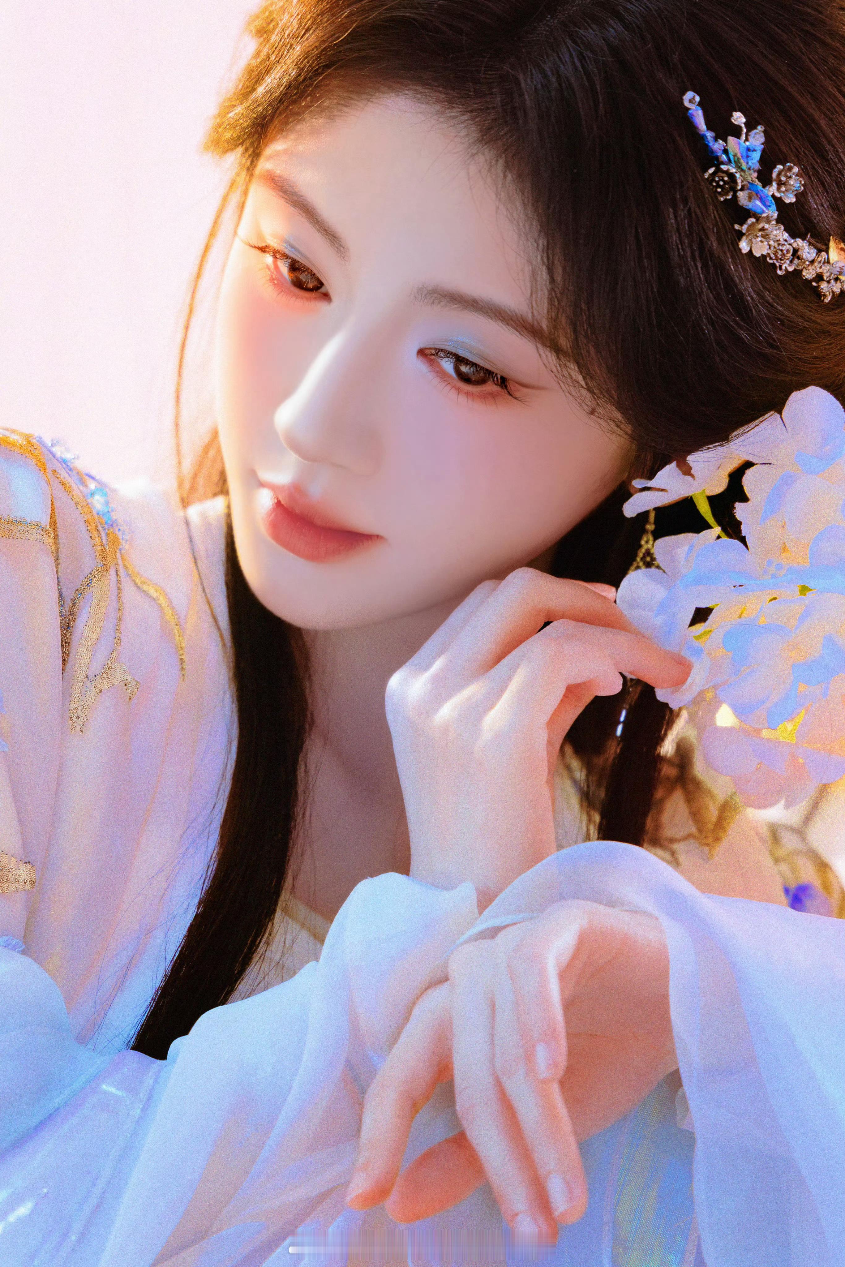 鞠婧祎露芜衣新造型大片，一边涂鸦一边消散的镜中花！！