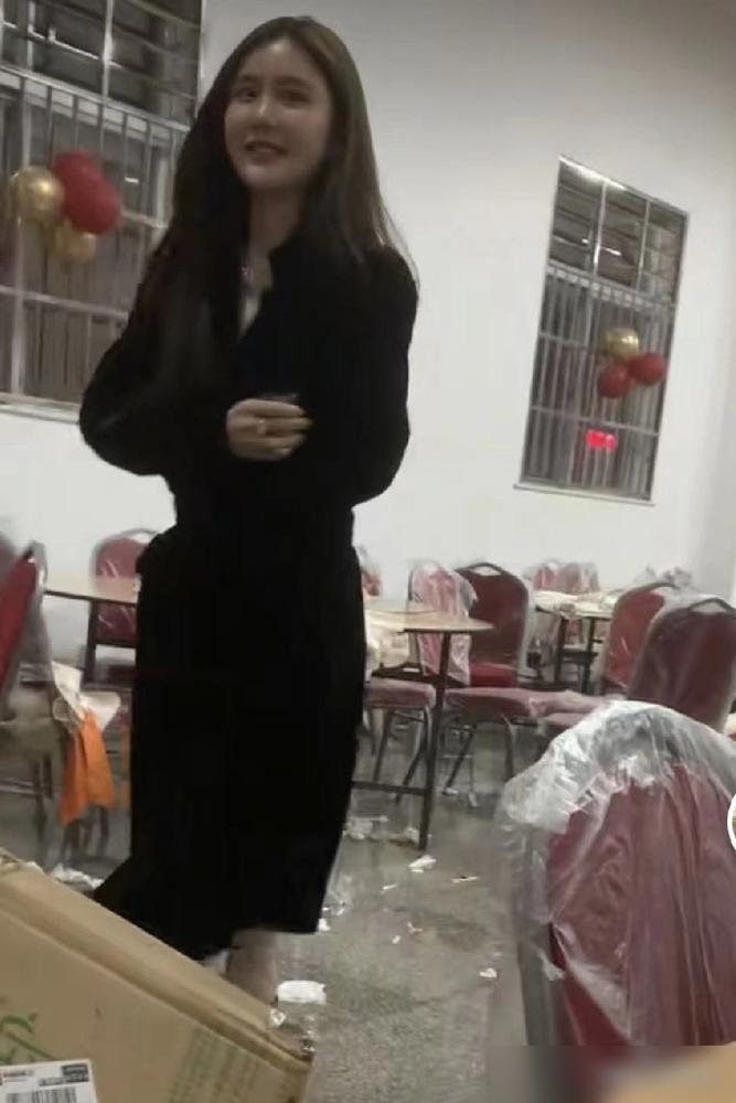 赖文峰带着楚玲在晋江烧厝村老家吃酒席，两人吃完后被人偷拍了，峰哥用手往右边一抹冒