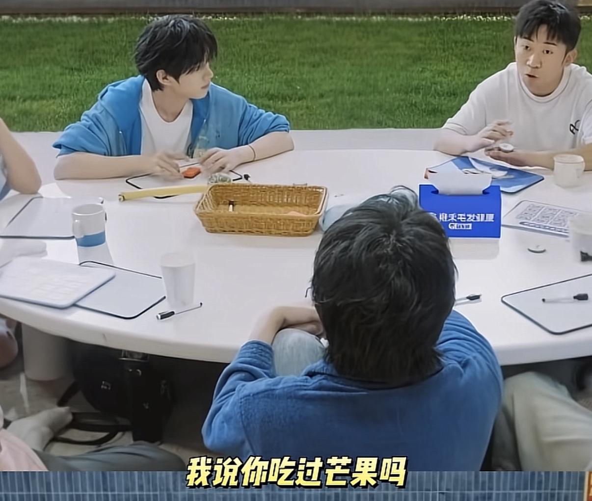 杨迪的朋友芒果过敏却没吃过芒果，杨迪劝朋友尝试一下，朋友坚决不吃。杨迪：“他小