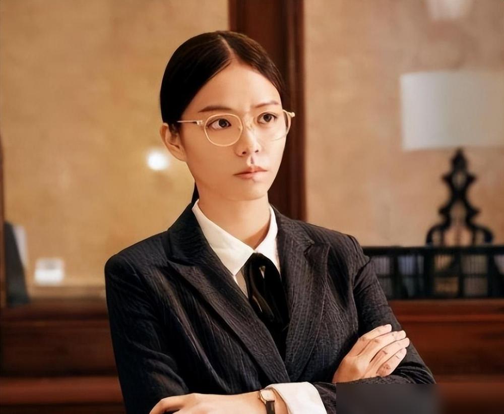 沈腾当年眼睁睁看着马丽被资本踢出剧组，心里那根刺扎了十年，这种护不住搭档的窝囊气