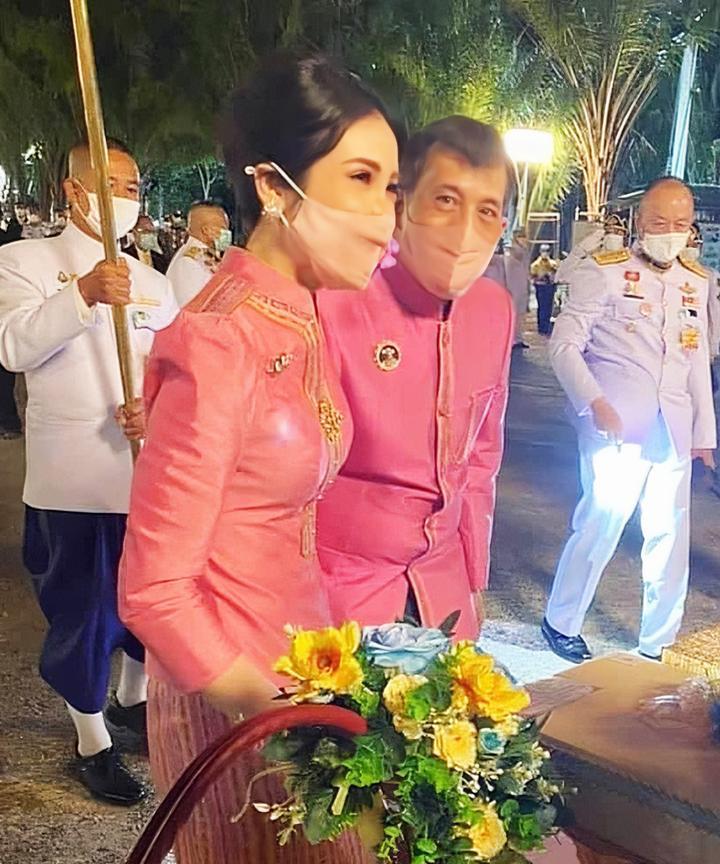 诗妮娜才是泰王的最爱！宛如小情侣一样甜蜜