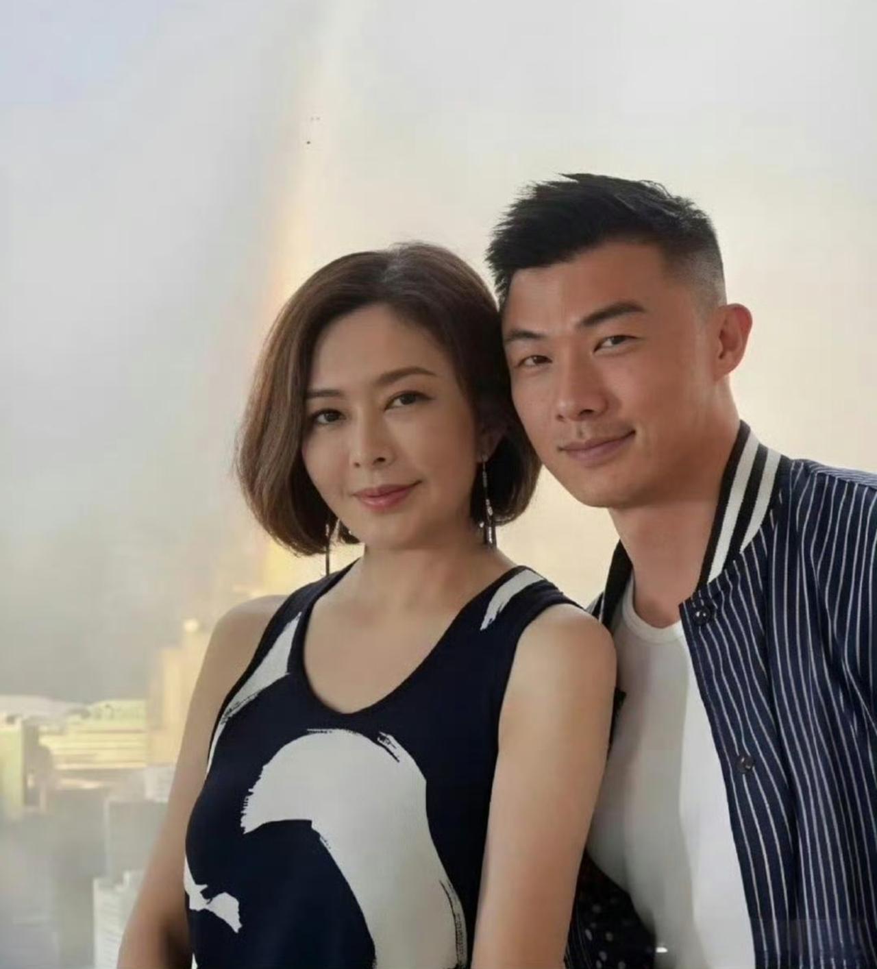 20多岁，而关之琳已经60多岁了。如此大的年龄差距，足见关之琳的魅力丝毫