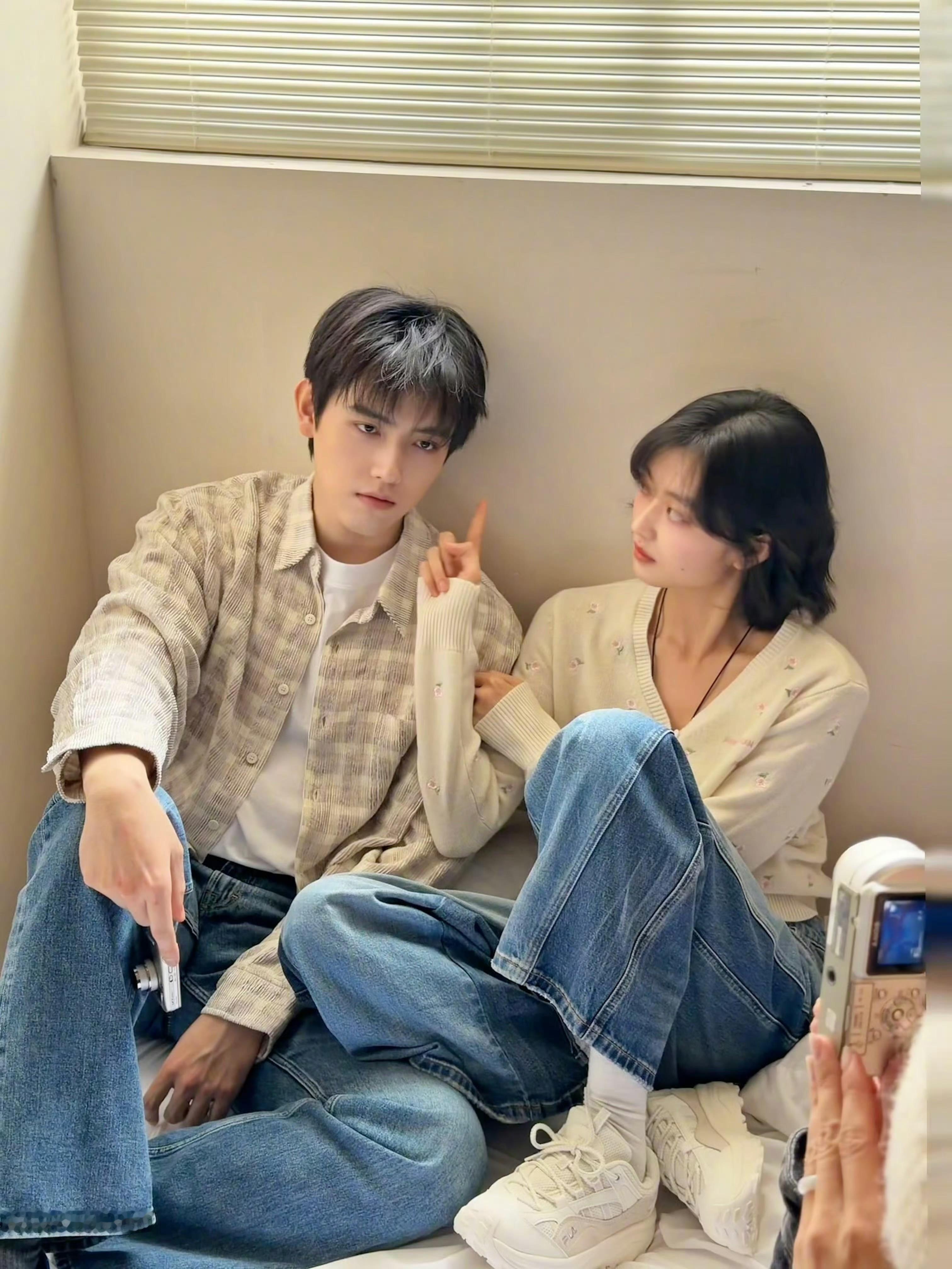 孙千戳陈飞宇脸颊陈飞宇孙千居家感谁懂啊轻轻戳脸颊这一下也太甜了暖乎乎的居家氛