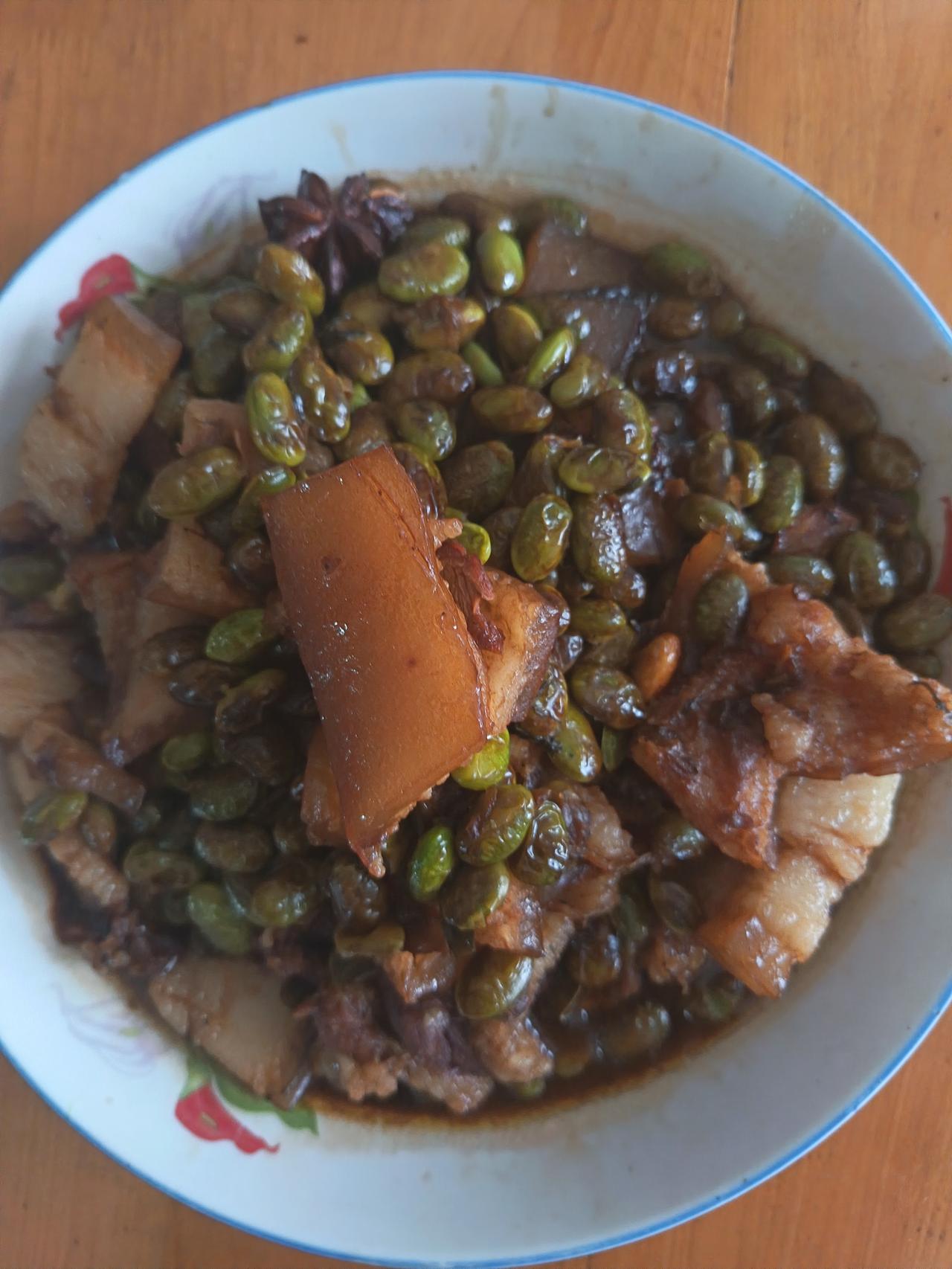 都说这肉好吃，今天终于尝到了。这肉，如今已很少遇到，因农村养猪户少了，养老母