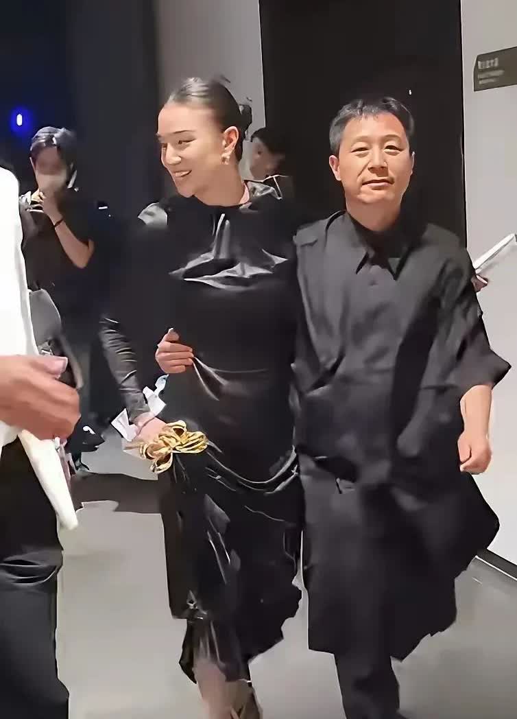 这位能让白玉兰新晋视后宋佳心甘情愿地被搂着、还全然松弛到趿着拖鞋走出六亲不认步伐