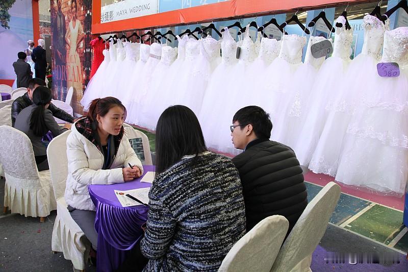 如今有不少人始终想不通一件事。当下很多女性曾和男性同居过，有的交往对象还不止一个