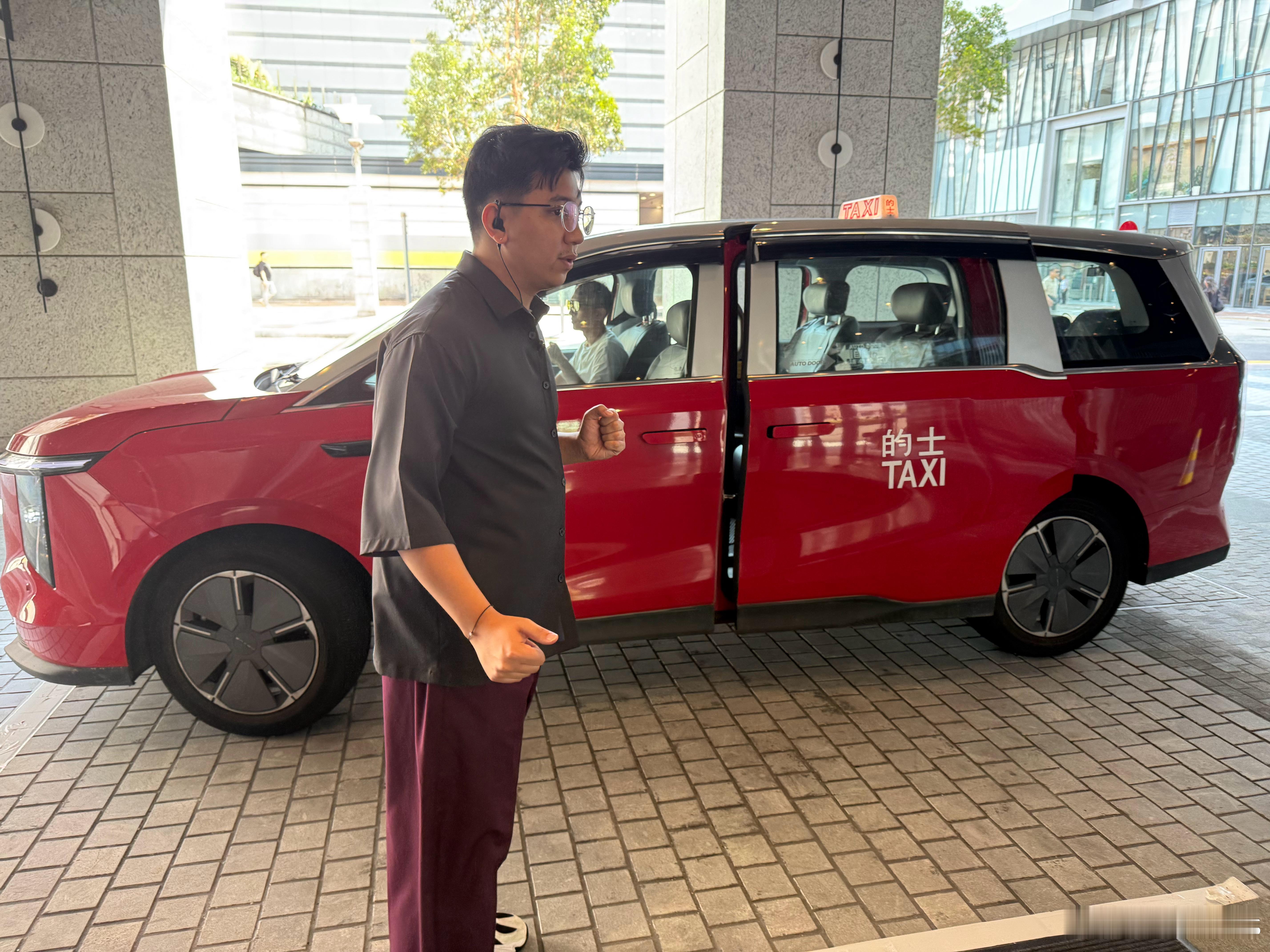 今天在香港打到大通的的士，底盘舒服过丰田的士好多，尤其静音！​​​