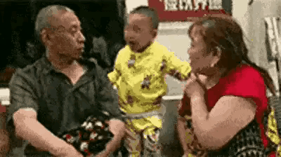 惯的上天！爷爷奶奶领着孙子坐地铁，孙子在地铁上大声吵闹，爷爷批评了他几句，没想到