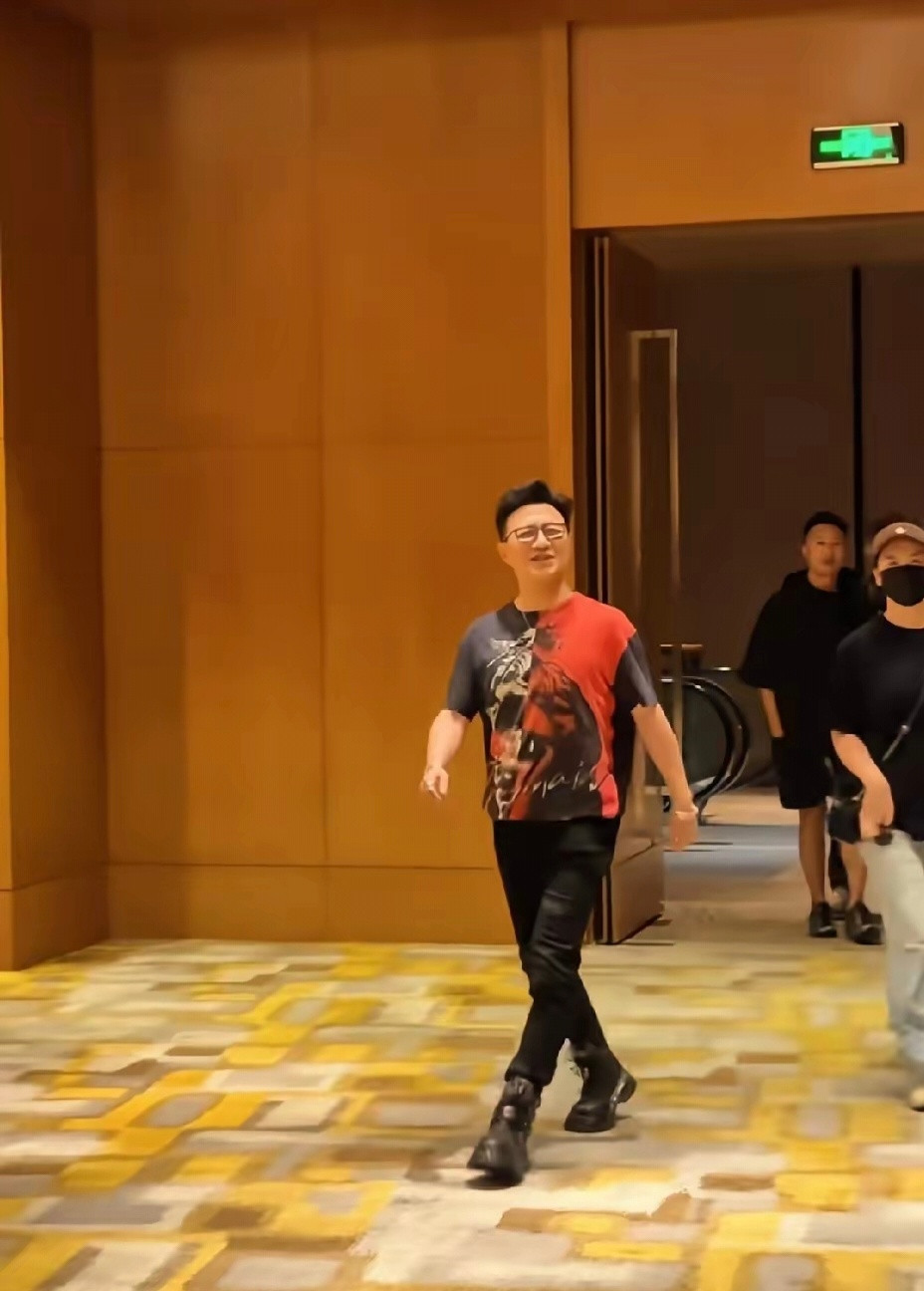 汪峰没有穿标志性紧身皮裤，换了新风格。​发型打理得干净利落，整个人精气神上来了，